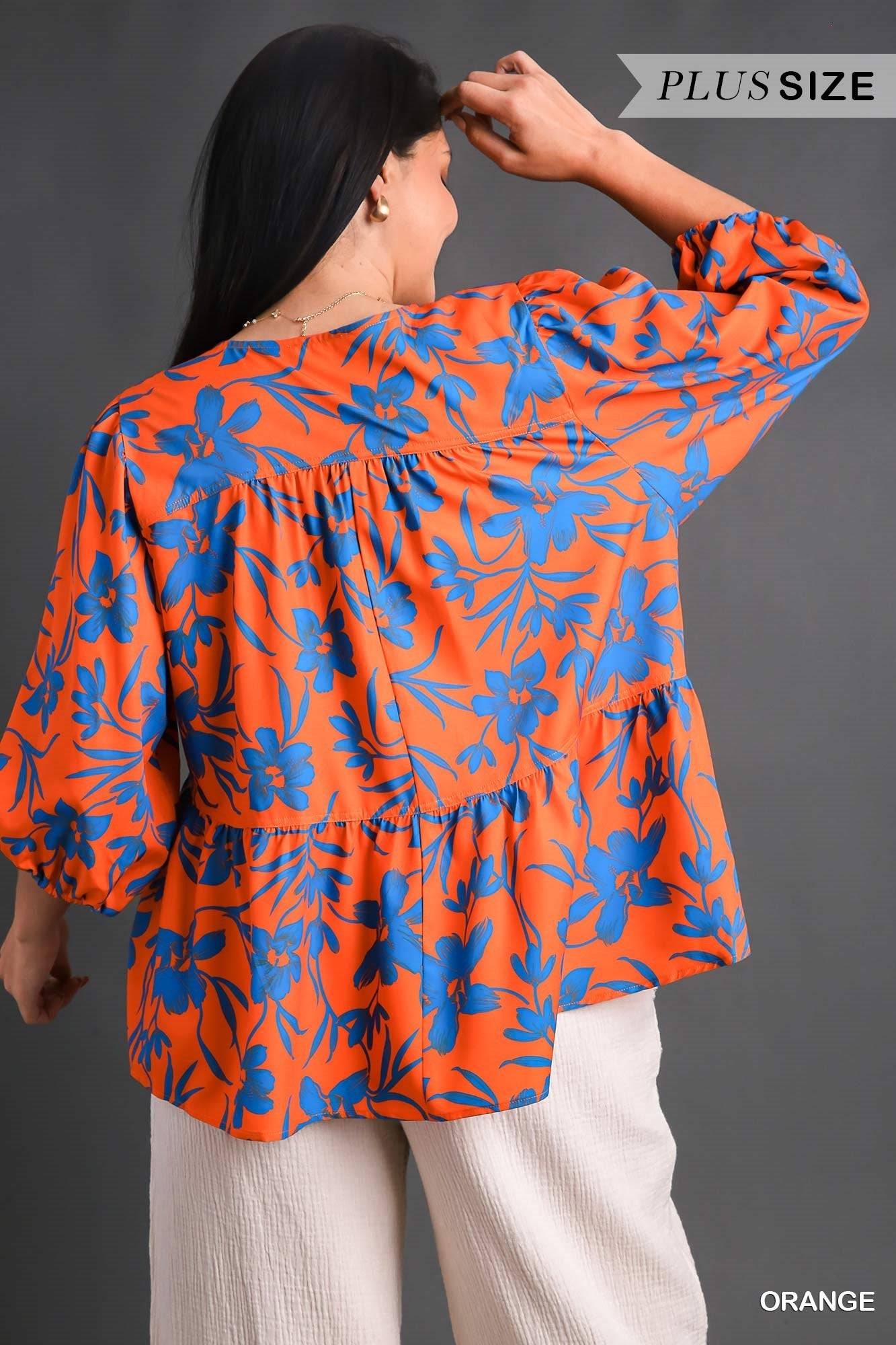 Vibrant Flowery Patterned 3/4 Top in Curvy